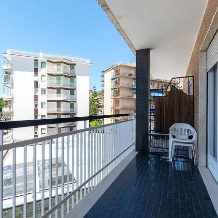 Beachfront With Beach Access Apartman Arma di Taggia