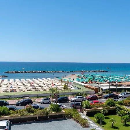 Beachfront With Beach Access Arma di Taggia