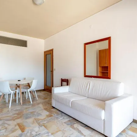 Apartment Beachfront With Beach Access *