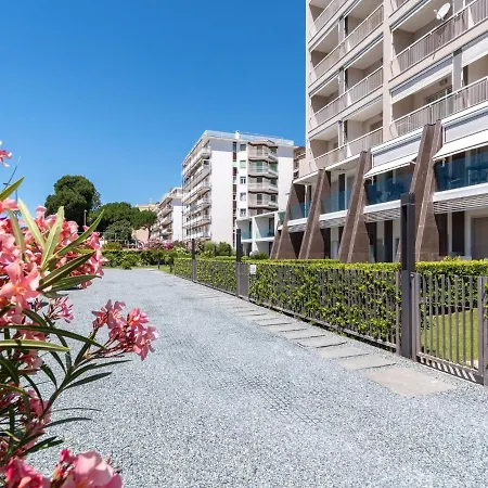 Beachfront With Beach Access Apartment *