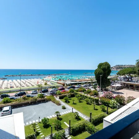 Beachfront With Beach Access Apartment *